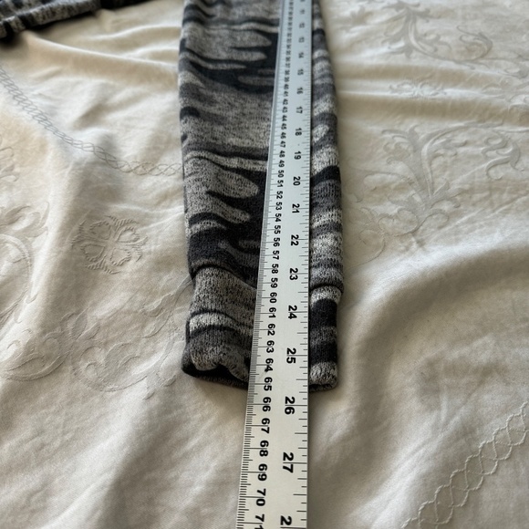 Derek Heart Women's Gray Camo Long Sleeve Turtleneck Knit Pullover Size‎ Small - Picture 10 of 13